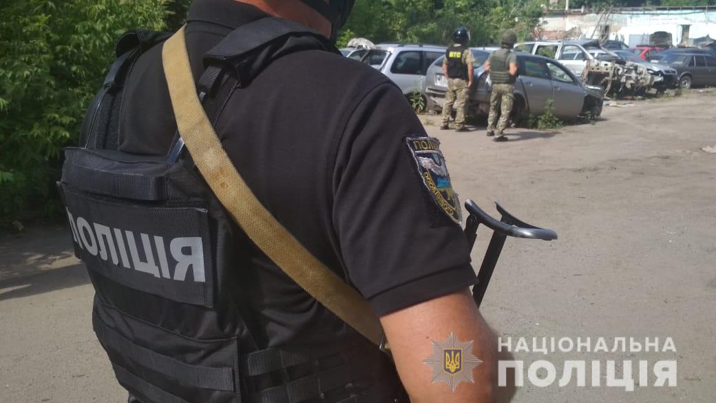 У Полтаві чоловік взяв у заручники поліцейського і прямує на авто в бік Києва