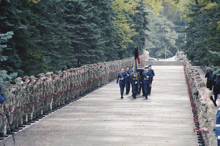 У Харкові пройшла церемонія прощання із загиблими курсантами під Чугуєвом