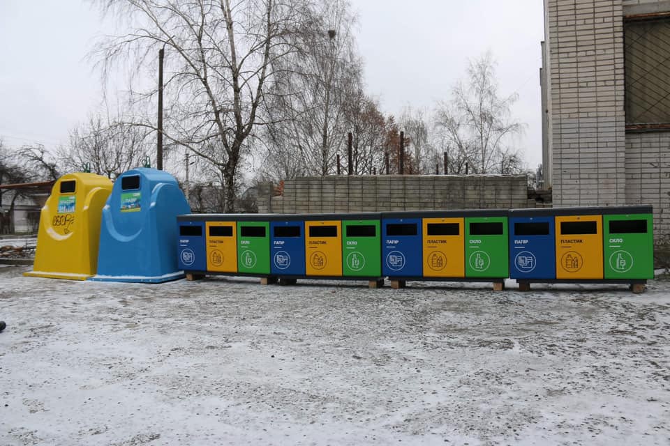 Школи Білої Церкви отримали 28 контейнерів для роздільного збору сміття