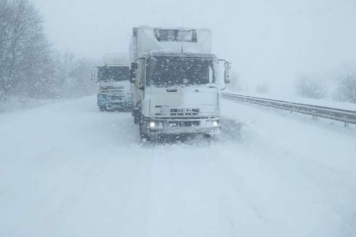Через снігопад на Київщині обмежили рух вантажівок