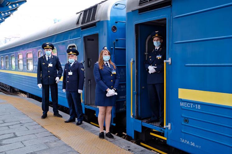 На свята в Україні курсуватимуть додаткові поїзди: перелік маршрутів