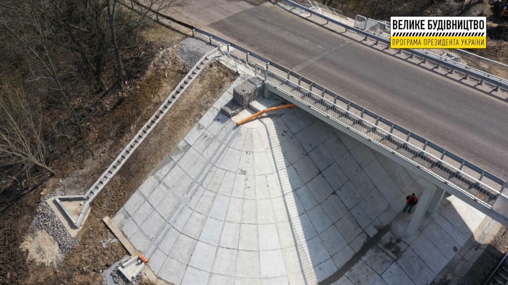 "Велике будівництво":  триває руконструкція мосту на трасі Біла Церква - Канів - Кагарлик
