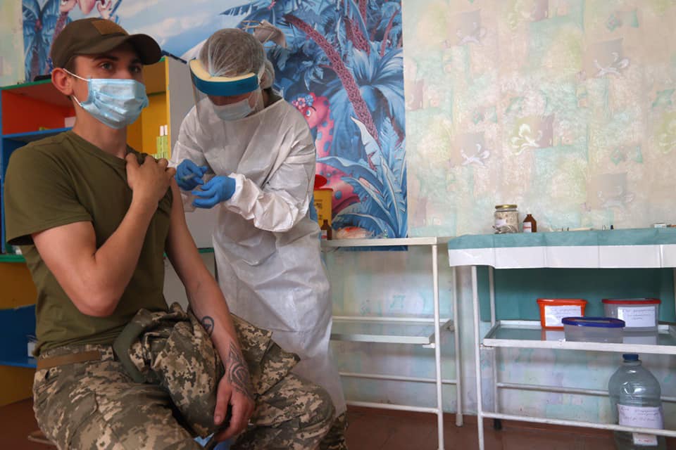 В зоні ООС триває вакцинація військовослужбовців 72-ї ОМБр