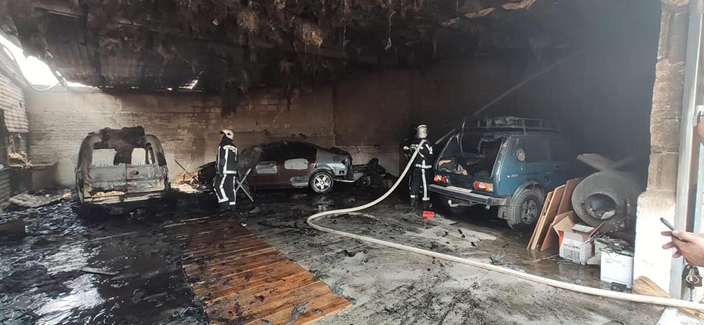 У Білій Церкві через пожежу у гаражі згоріли три автівки і мотоцикл