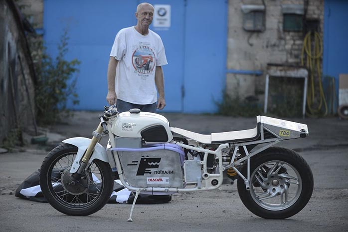 На Київщині створили електро-мотоцикл Delfast Dnepr Electric і вирушили на змагання в США
