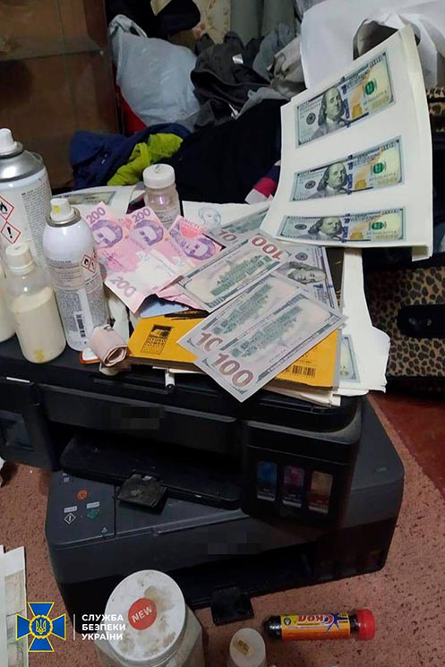Друкували фальшиві гривні і збували наркотики: На Київщині викрили міжнародне угрупування фальшивомонетників