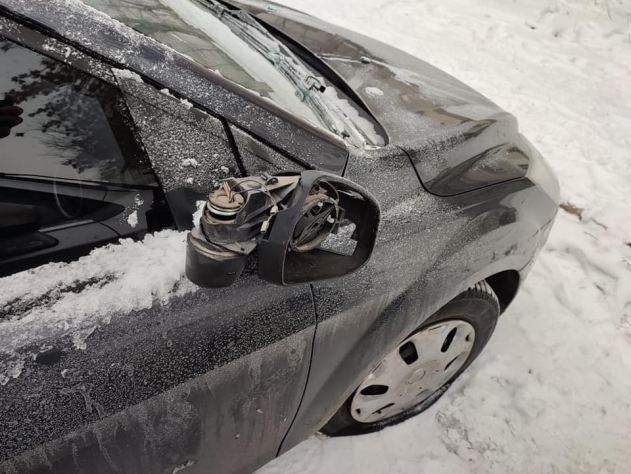 Порізав шини та розтрощив дзеркала: У Білій Церкві затримали чоловіка, який пошкодив 6 автівок (ВІДЕО)